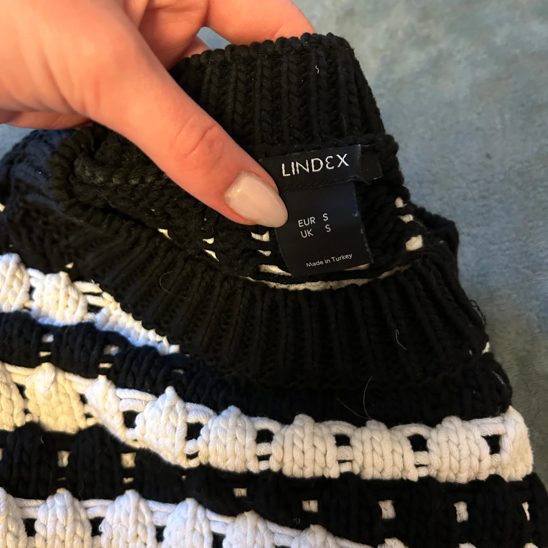 Svartvit randig stickad tröja från Lindex - 1