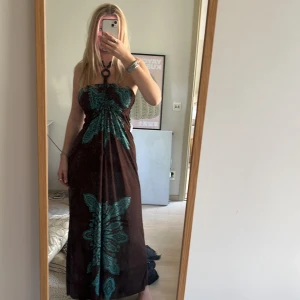 💕Hawaii inspirerad klänning💕 - Säljer min skitfina långklänning som jag använde till en temafest. Sitter galet snyggt på kroppen och har väldigt skönt och luftigt material. Inga slitningar 