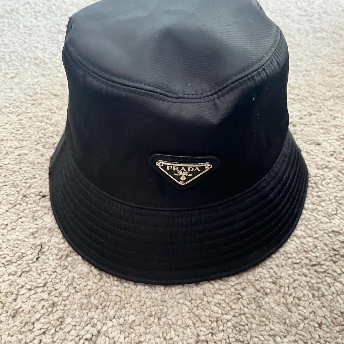Svart bucket hat från Prada