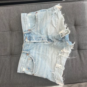 Lågmidjade jeans shorts  - Snygga jeansshorts från Zara i storlek 40 men skulle säga att de är som storlek 38🌟