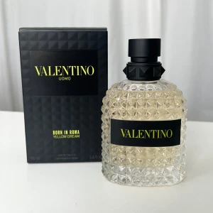Valentino Yellow Dream - Valentino Uomo ”Born In Roma” parfymen i Yellow Dream, 100 ml. Parfymlåda följer med och paketeras säkert! Inköpt december 2024. Endast använd max 5 gånger så i princip allt kvar