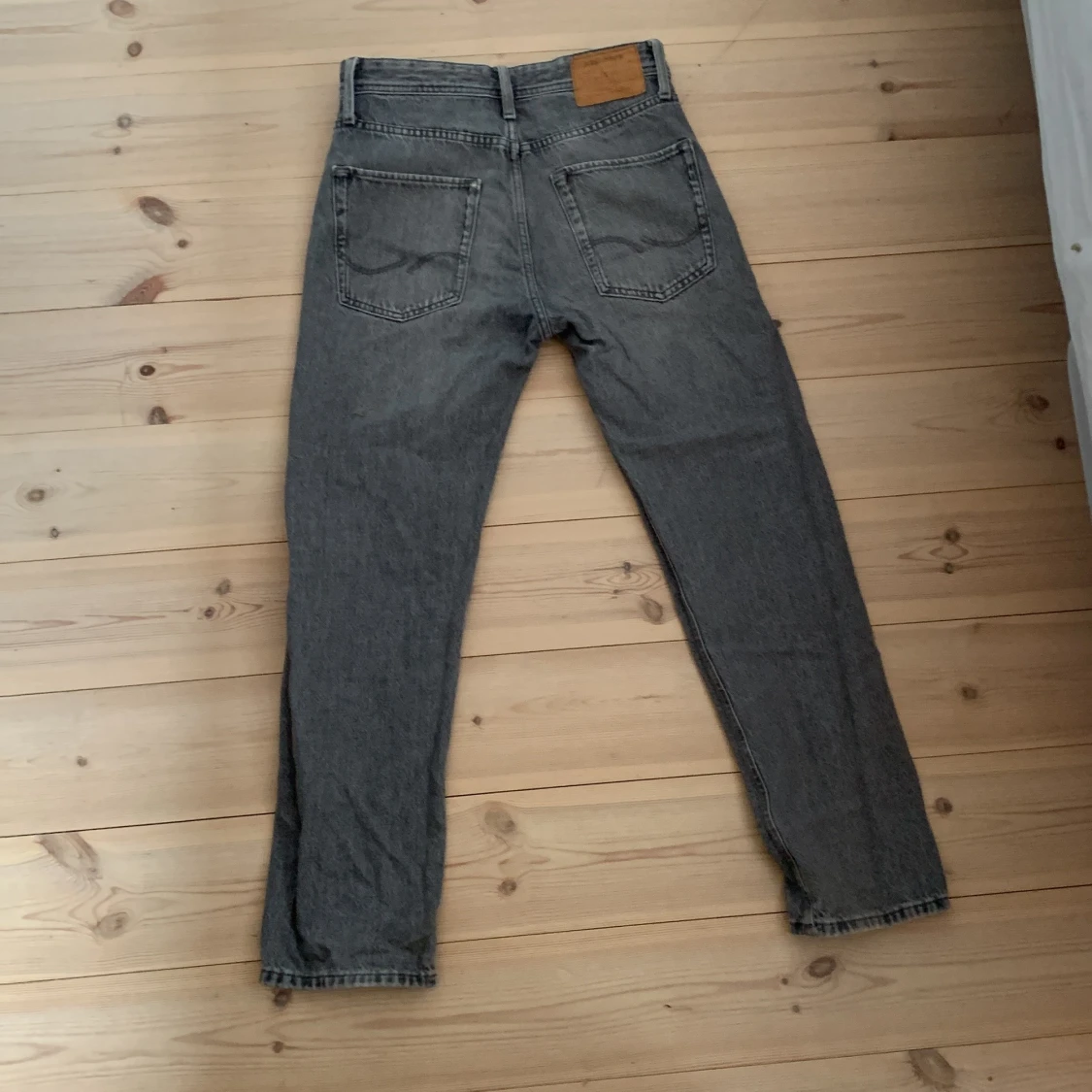 Grå jeans från Jack & Jones Relaxed/Chris - 1