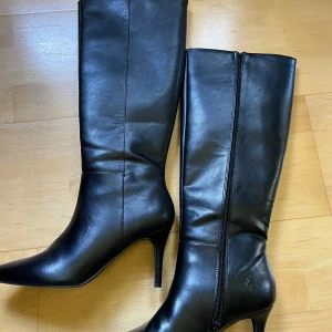 Underknee boots  - Nly by nly under knee boots. Aldrig använda! Mycket bekväma och lätta att gå i. Tror det är ca. 6cm klack.