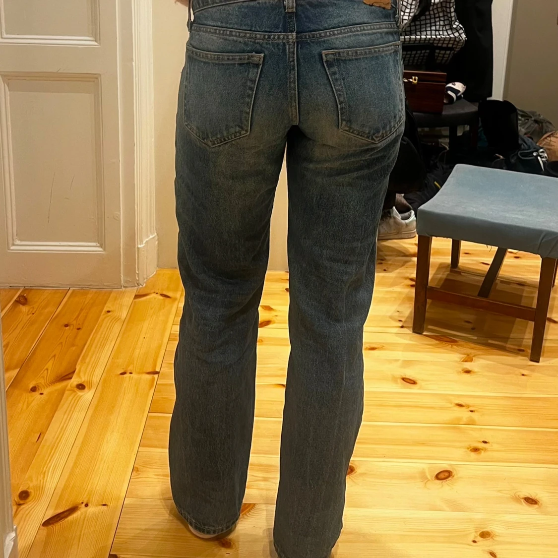 Blå lågmidjade jeans från Weekday - 1