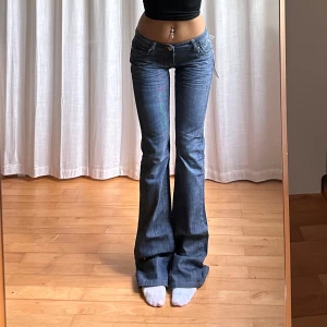 Lågmidjade bootcut jeans - Vintage från Big itero med lapp kvar💓midja 35 (+stretch) innerben 89 jae 165