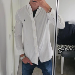 Polo Ralph Lauren skjorta  - Polo Ralph Lauren skjorta | storlek s | skick 9/10 | fraktar via PostNord eller Instabox på köparens bekostnad | hör av dig vid funderingar