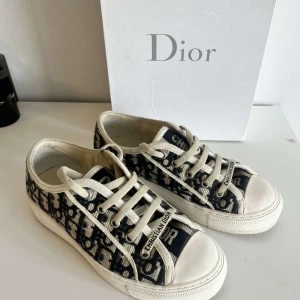 Walk’n’dior skor - Säljer mina as snygga diorskor i väldigt bra skick!! Säljer pga att de inte används 💕💕 man får me boxen men kvitto har jag ej kvar!