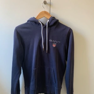 Gant hoodie  - Navy gant hoodie i storlek xs ungefär, säljer då den är för liten, funkade bra för mig när jag va runt 160-176 cm. Pris kan kanske diskuteras men snabb köp är helst. 