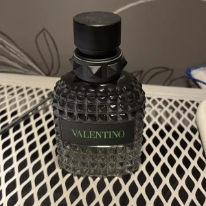 Valentino parfymflaska i svart glas(stravaganza) - Valentino parfym(stravaganza) inte helt full har parfym ner till toppen av valentino märket
