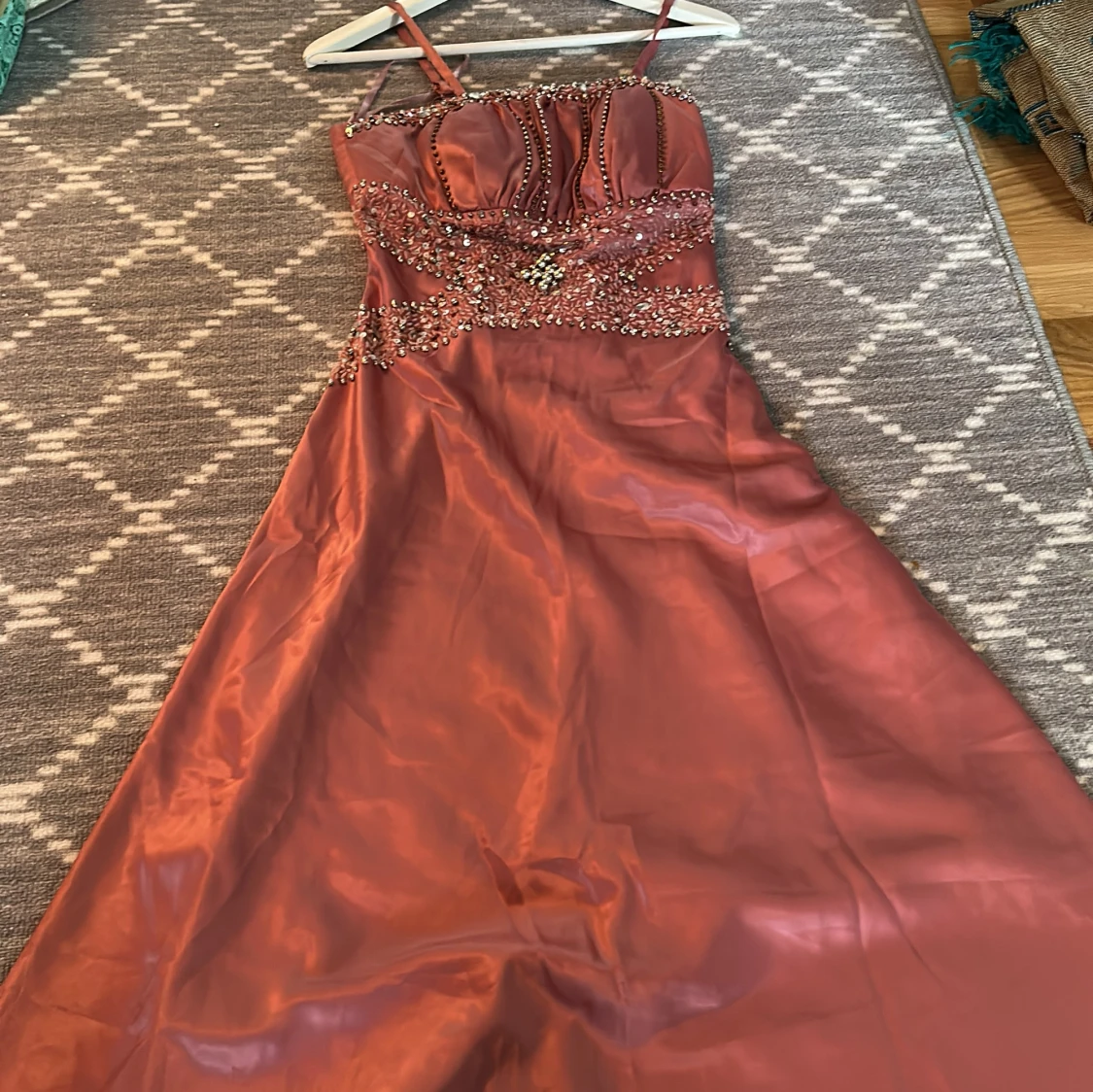 Rosa långklänning med paljetter och pärlor - 2