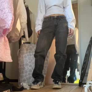 Mörkgrå jeansbyxor med normal passform - Säljer ett par mörkgrå jeansbyxor med normal från ginatricot, skriv för frågor❤️❤️ 