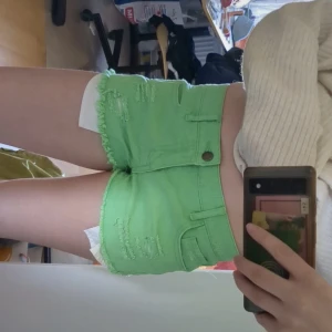 Gröna jeansshorts - Väldigt fina jeansshorts, perfekt till sommaren! Storlek XS/S Midjemått: ca 36- 37cm rakt över. 