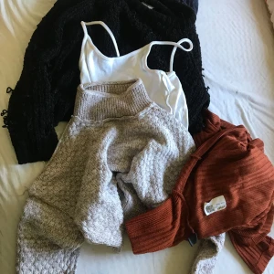 Beige t-shirt med tryck från Ivyrevel - Säljer 5 olika kläder för 100. Du kan välja bland bilderna. en beige t-shirt från Ivyrevel med ett snyggt guldigt tryck framtill. T-shirten har rund halsringning och korta ärmar. Perfekt för en trendig och avslappnad look. 