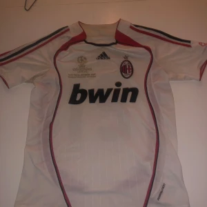 AC Milan Champions League 2007 Pirlo tröja - Säljer en AC Milan fotbollströja special designad för Champions League Finalen 2007.  Andrea Pirlo på ryggen med hans ikoniska nummer 21.