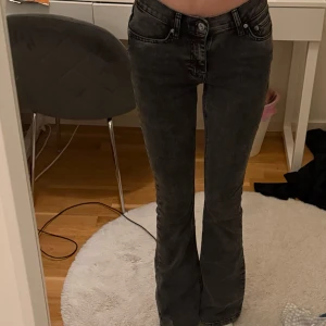 Gina tricot jeans - Säljer ett par svarta jeans från gina tricot, dem är i strl 34 och är i jättebra skick!💘