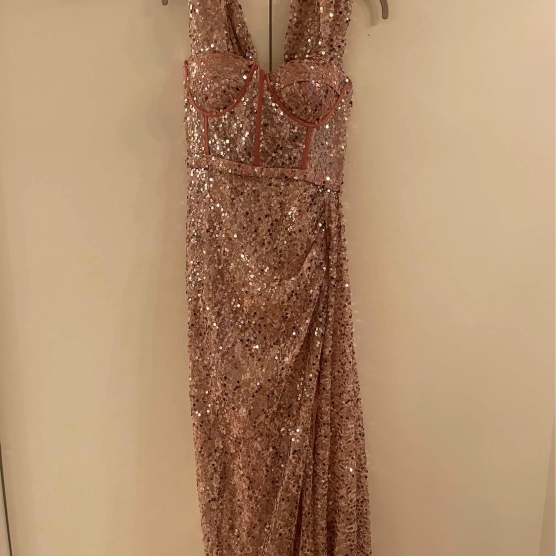 Glittrig champagnefärgad långklänning med paljetter