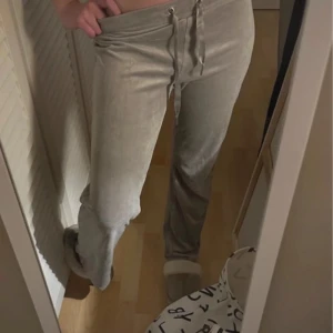 Gråa mjukisbyxor från gina tricot - Supermjuka och sköna gråa mjukisbyxor från Gina Tricot med dragsko i midjan och vida ben. Använt fåtal gånger men de är fortfarande i superbra skick💗