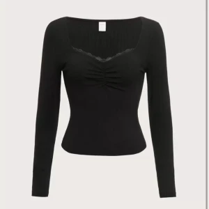 Långärmad topp med spets - En supersnygg långärmad tröja med spets! Säljer då jag inte använder den längre, använd endast ett fåtal gånger. Skriv för fler bilder och om du har någon fråga💓