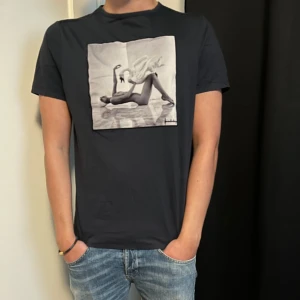 Limitato T-Shirt - Säljer nu min marin blåa T-Shirt från Limitato. Tröjan är i riktigt gott skick och är i storlek M. Perfekt nu för värmare väder! Hör av dig vid mer funderingar/bilder.