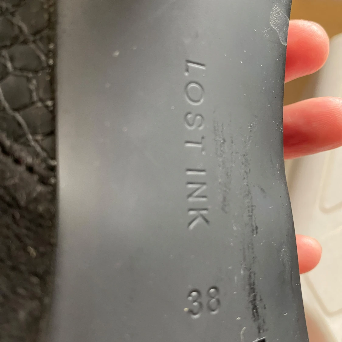 Svarta pumps med ankelrem från Lost Ink - 1