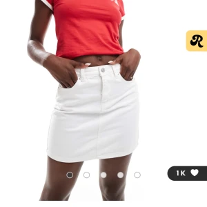 Vit jeanskjol - Säljer denna super snygga vita jeanskjol. Från Asos. Helt ny med prislapp kvar🤍 