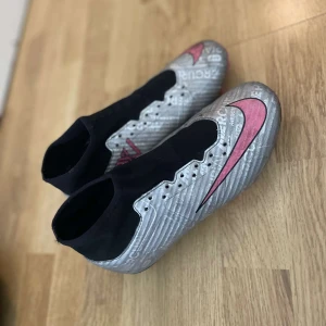 Nike mercurial superfly strl 39 - Mycket bra Nike skor,köpte dom för 1800 i unisport. Kommer även med snören till. Använda 6-7 gånger.