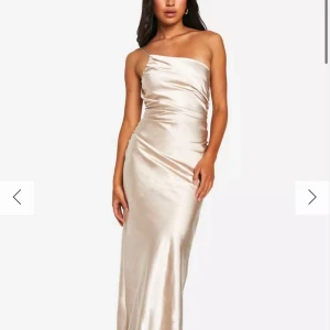 Balklänning - Superduperfin beige balklänning i siden från boho! Jättefint skick. Pris diskuterbart 💘