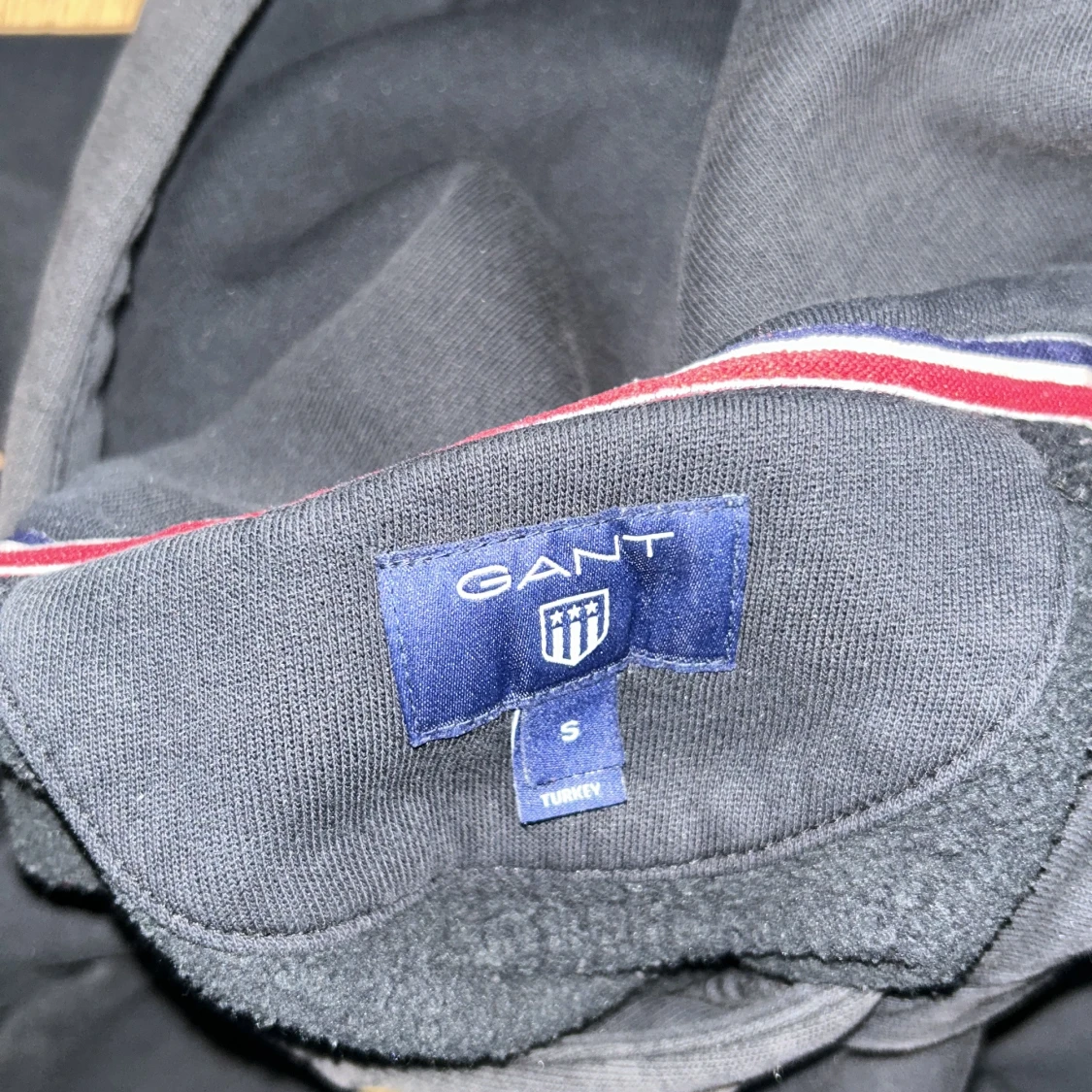 Svart hoodie från GANT med broderad logga - 2