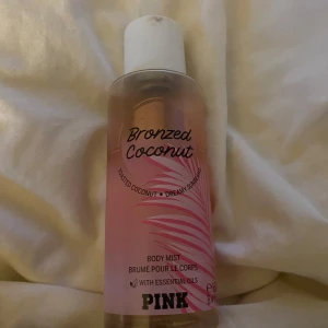 Bronzed Coconut Body Mist från PINK - Typ hälften kvar 