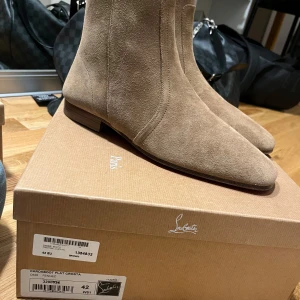 ♦️Christian Louboutin Cardaboot Flat Crosta - Autentiska, endast använt 3 gånger, kommer med box. Har digital kvittering, köptes för cirka 14000kr. Dessa är discontinued. Frågor om bytte/trade ignoreras.