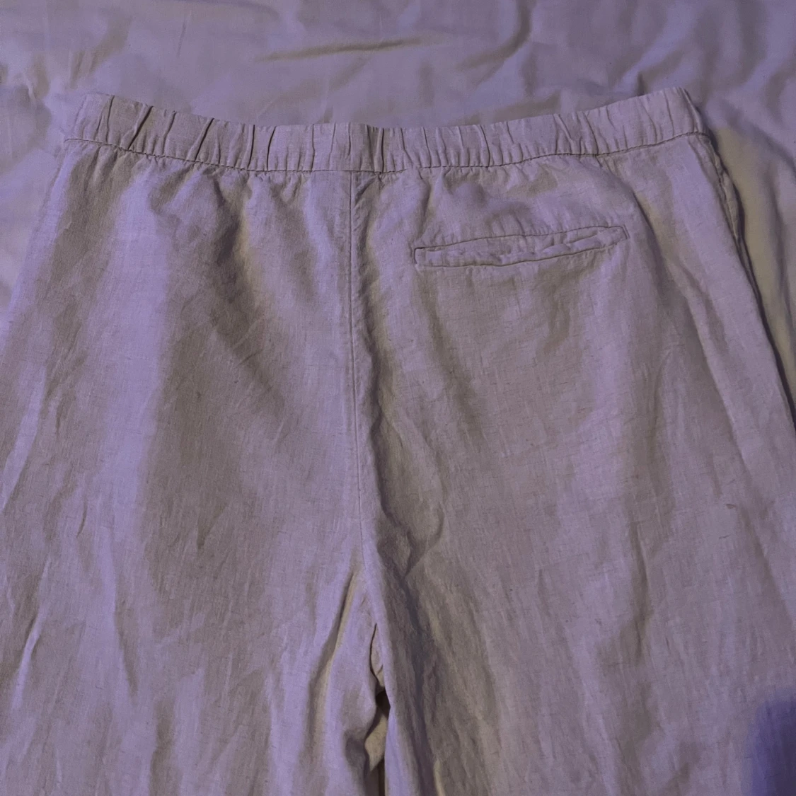 Beige linnebyxor från H&M med dragsko - 3