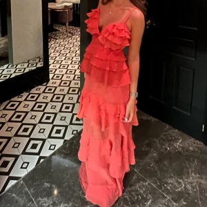 True Decandence klänning - Funderar på att sälja min true decandence klänning, vill kolla intresset på den!! Så hör av er om ni är intresserade! Den är lite sliten längst ned, inget som syns när den är på, kan skicka bild på det💕