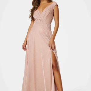 Balklänning  - Säljer en jättefin balklänning på grund av jag har redan haft bal. Jag har använd den bara en gång 🥰🥰 Köpte den för  1 300 kr. Jag brukar ha kläder i storlek  s/m och den klänning sitter perfekt i storlek xs❤️❤️ 