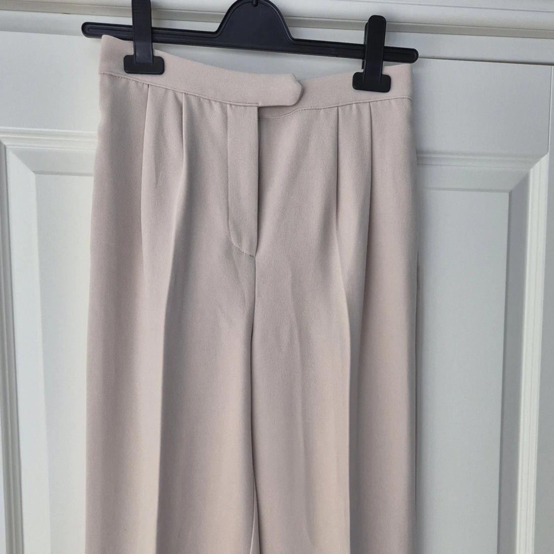 Beige kostymbyxor från NA-KD