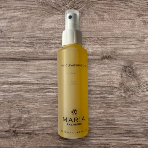 Maria Åkerberg Pre-Cleansing Oil  - Mild och effektiv rengöringsolja från det svenska ekomärket Maria Åkerberg. Passar alla hudtyper och används som första steg i dubbelrengöring för att lösa upp makeup, solskydd och smuts utan att torka ut huden. Innehåller naturliga oljor med doft av neroli och cypress – perfekt för en lyxig hemmaspa-känsla!  ✅ Storlek: 125 ml ✅ Skick: Endast testad ✅ Ekologisk & vegansk 🌱 Tillverkad i Sverige.                