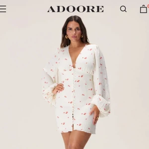 adoore klänning  - Säljer denna fina klänning från adoore i storlek 38. Klänningen är använd endast en gång så är i som helt nytt skick!💘💘