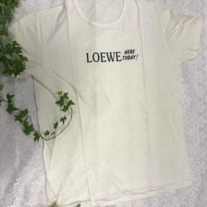 Vit t-shirt med texttryck - Vit t-shirt med svart texttryck: 'LOEWE HERE TODAY!'. Klassisk rund halsringning och korta ärmar. Enkel och stilren design som passar till många olika outfits.   Helt ny , 89kr/st , storlek L-XL 