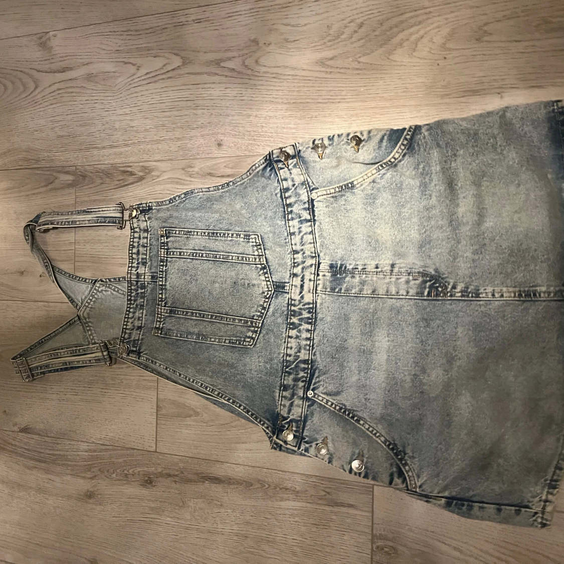 Jeansklänning med hängselband - 1