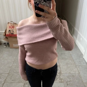 Rosa ribbad offshoulder tröja - Säljer en superfin rosa ribbad tröja med offshoulder-design. Tröjan är supermysig, perfekt till sommarkvällarna!!💕⚡️Knappt använd. Priset är alltid diskuterbart🥰