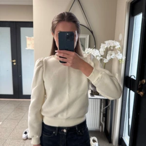 Tjocktröja  - Säljer denna snygga neo noir tröja ⭐️⭐️xs/s