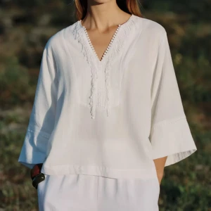 Vit blus från Zara - En vacker vit blus från Zara, helt nytt och är i storlek S men är lite pösig. Sitter perfekt för våran och sommaren. Är i jätte bra skick, pris kan diskuteras! 💗💗