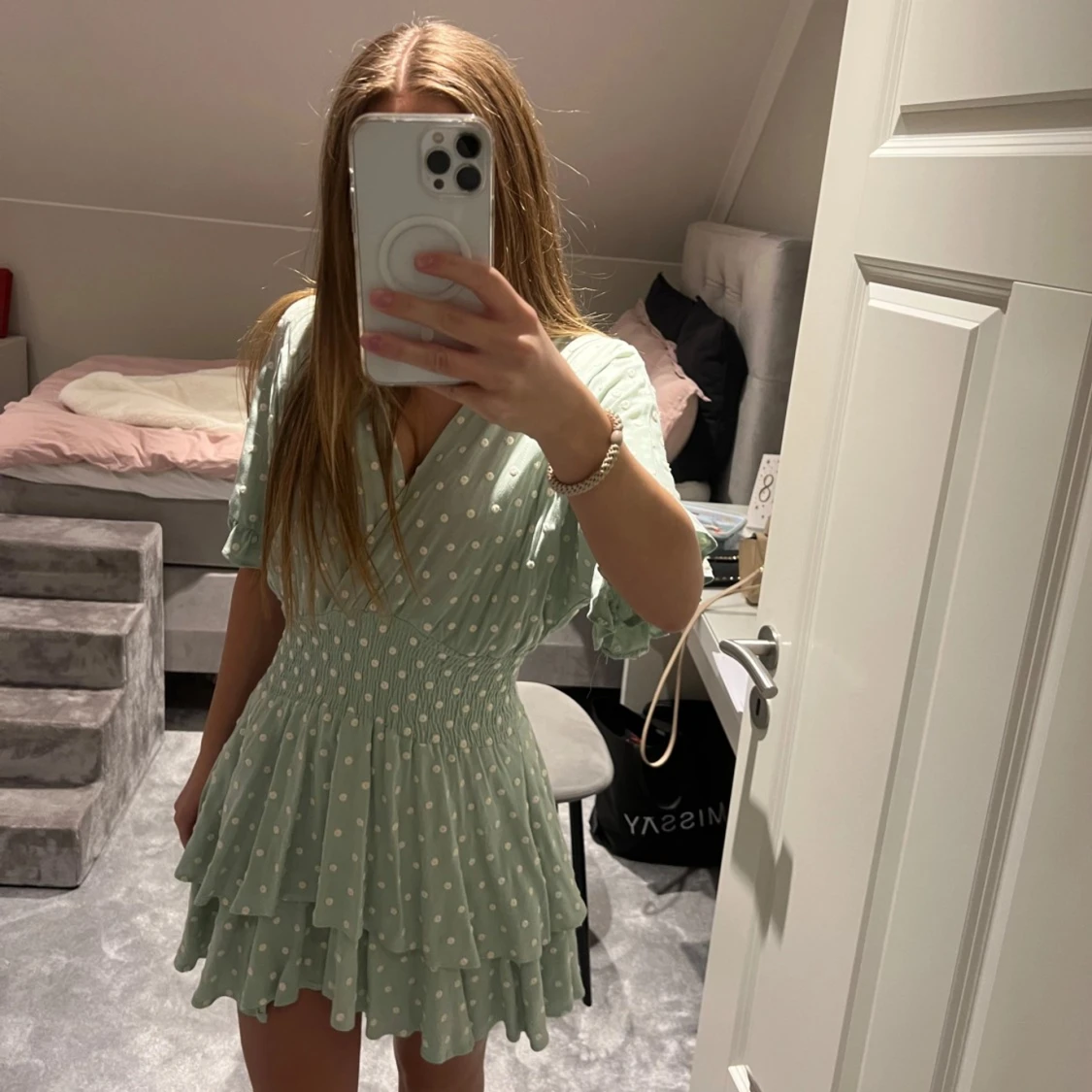 Ljusgrön prickig klänning - 1
