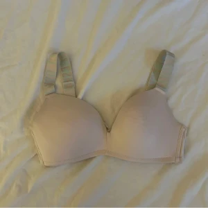 Rosa bh med breda axelband från CSRD - Säljer en rosa bh från CSRD med breda justerbara axelband där det står 'CSRD'. Bh:n har vadderade kupor och klassisk knäppning bak. I strl 75 C