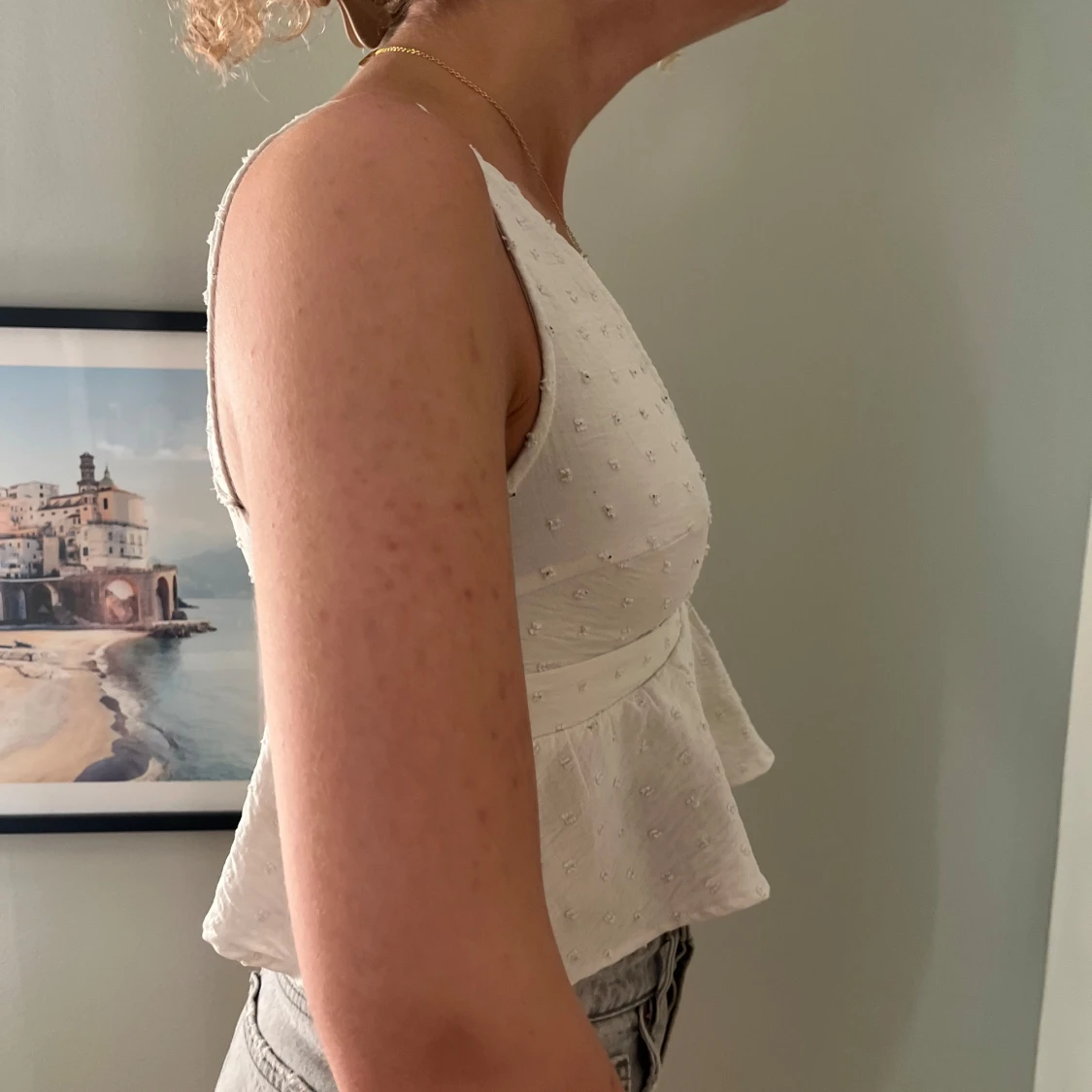 Vit ärmlös blus med volang - 2