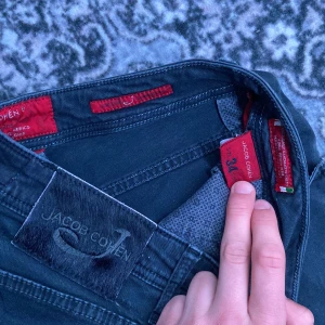 Svarta jeans från Jacob Cohen - Svarta/gråa jeans från Jacob Cohën modellen 622 comfort (nick). I storlek 34. Ca w31-w33.  De är i mycket bra skick, inga defekter. Hör av dig vid frågor eller prisförslag!