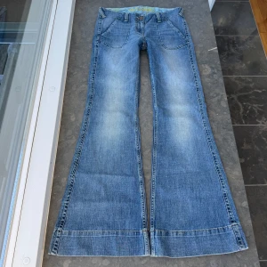 Lågmidjade jeans  - Så snygga jeans. Midjemått tvärsöver: 42cm Midjehöjd: 21,5cm Inerbens längd: 84cm 💕