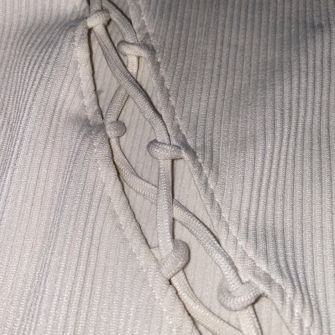 Vit ribbad oneshoulderklänning från H&M Divided - 1