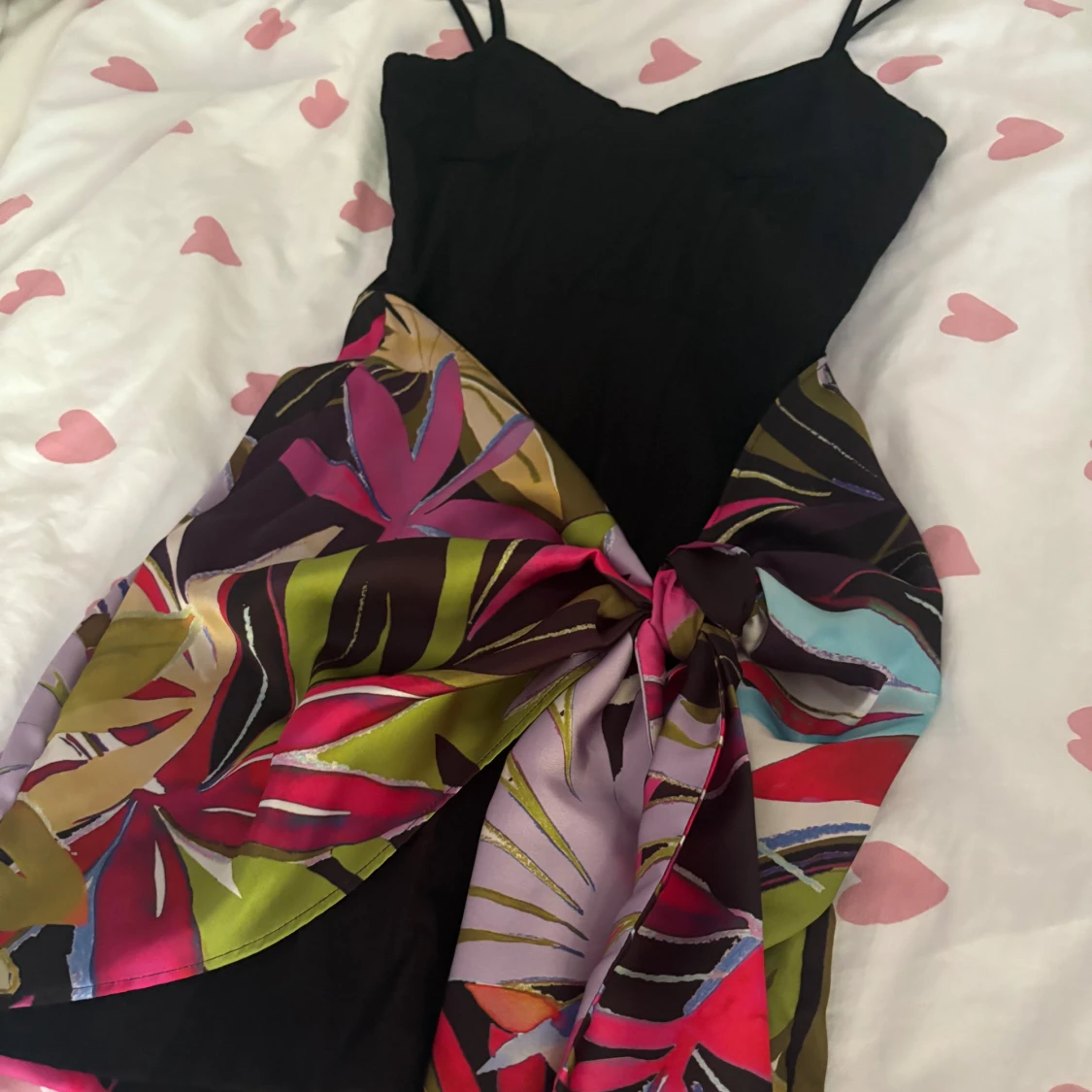 Svart klänning med färgglad blommig kjol och knyt - 1