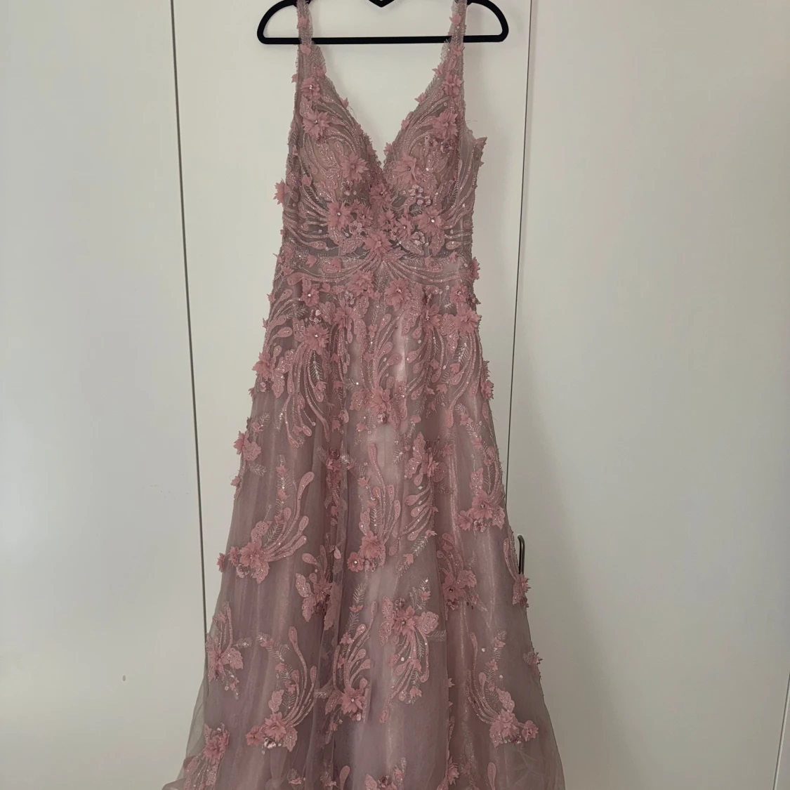 Rosa långklänning med blommiga detaljer - 1