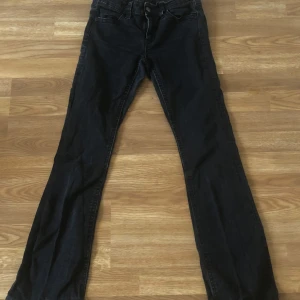 Svarta jeansbyxor lågmidjad - Säljer ett par svarta jeansbyxor från gina young storlek 170. ca Två år gammal men för liten nu. Nypris = 250